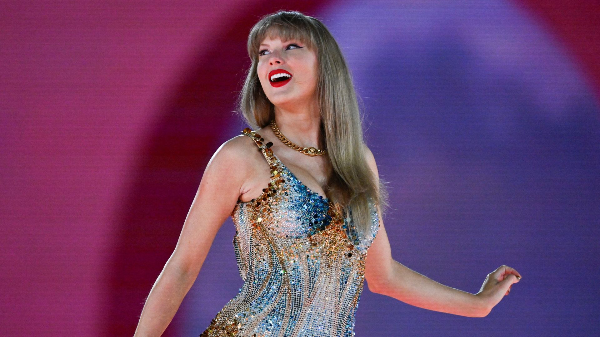 Taylor Swift buys back rights to all master recordings
