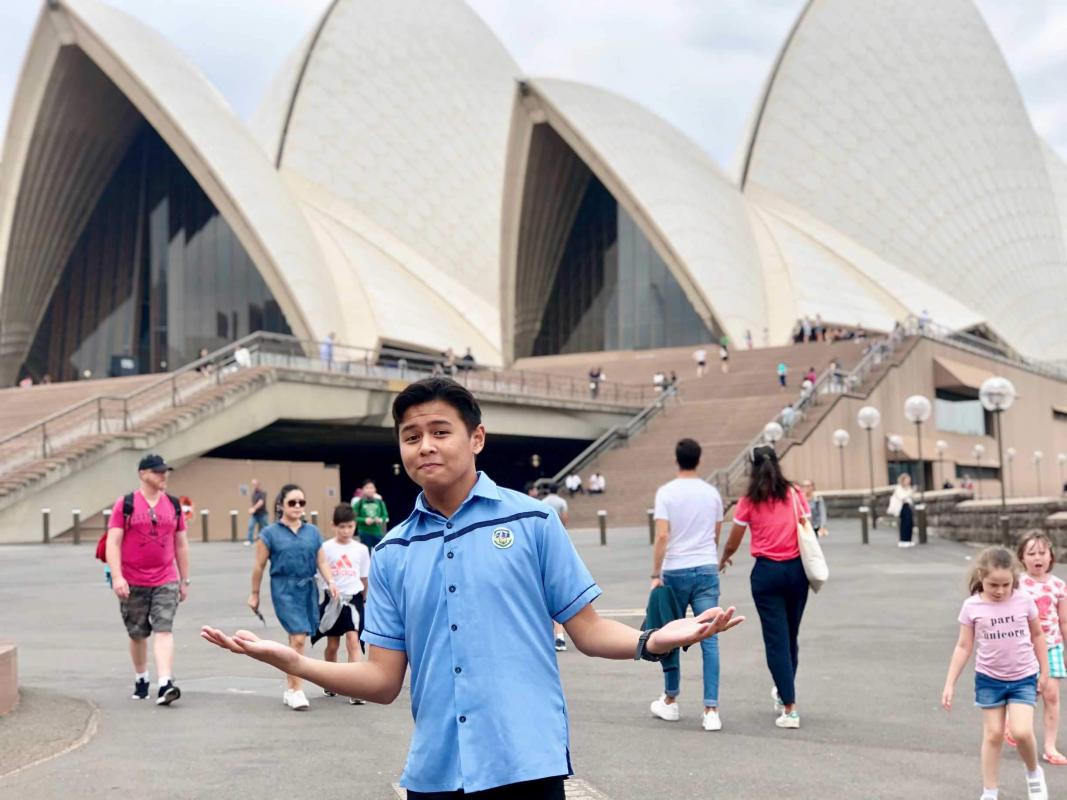 Viral Facebook post of one student from SMCC, he flew to Sydney just to take a toilet.