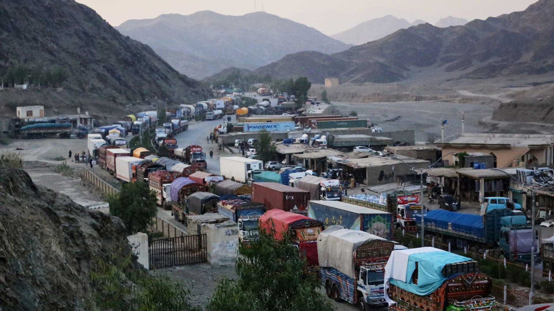 Long queues at border crossings amid Afghan-Pakistan clashes