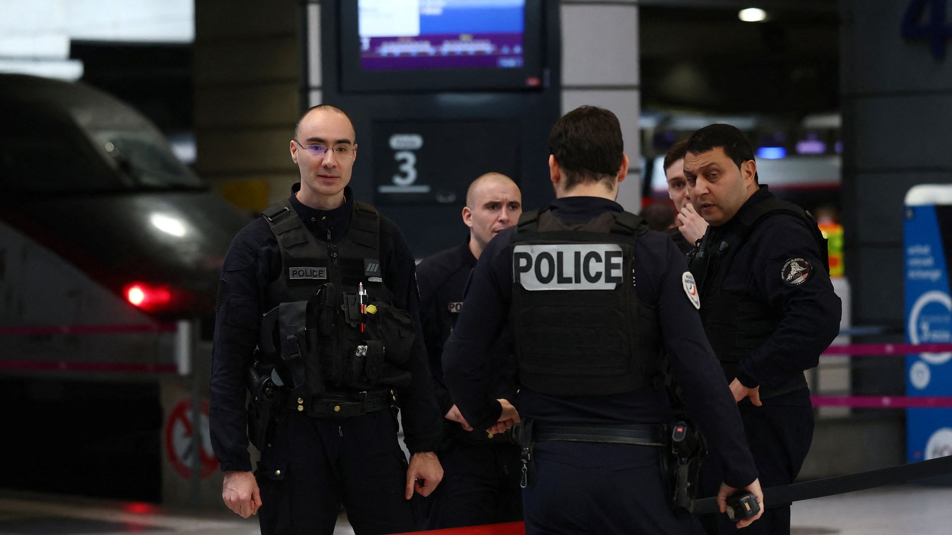 Police shoot and wound man with knife at Paris train station