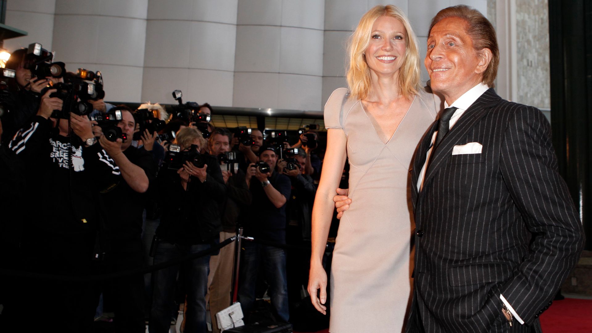 Hollywood stars lead tributes to designer Valentino