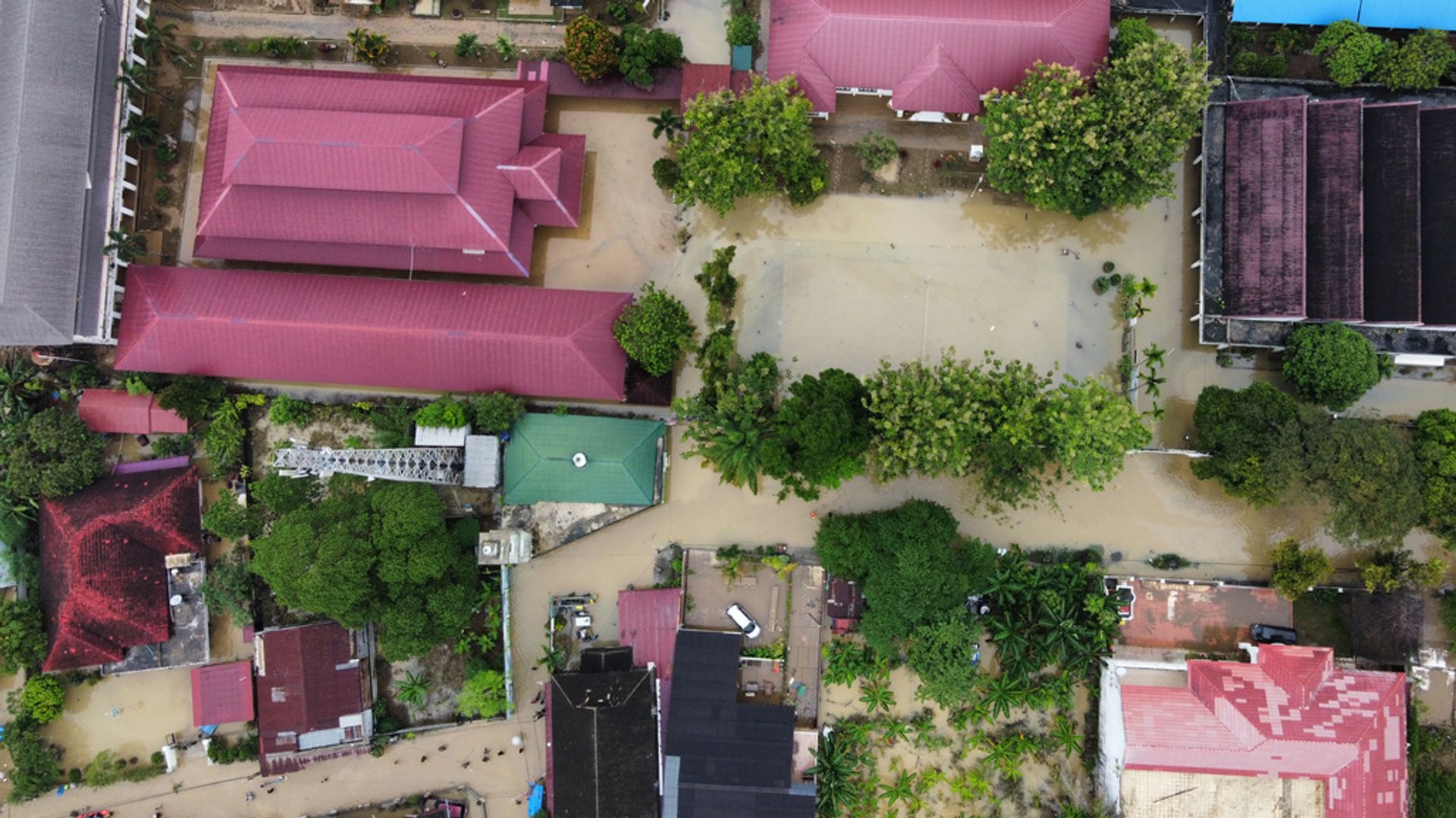 Hundreds killed after floods and landslides in Indonesia