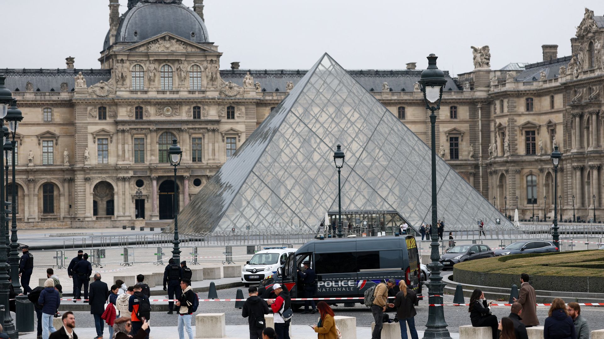 What will happen to stolen Louvre jewellery?