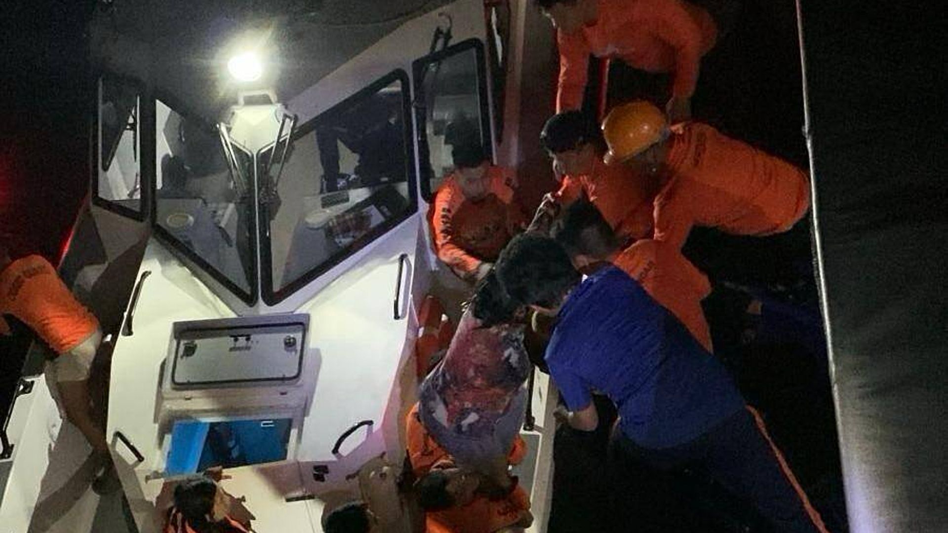 At least 15 dead and hundreds rescued after ferry sinks in southern Philippines