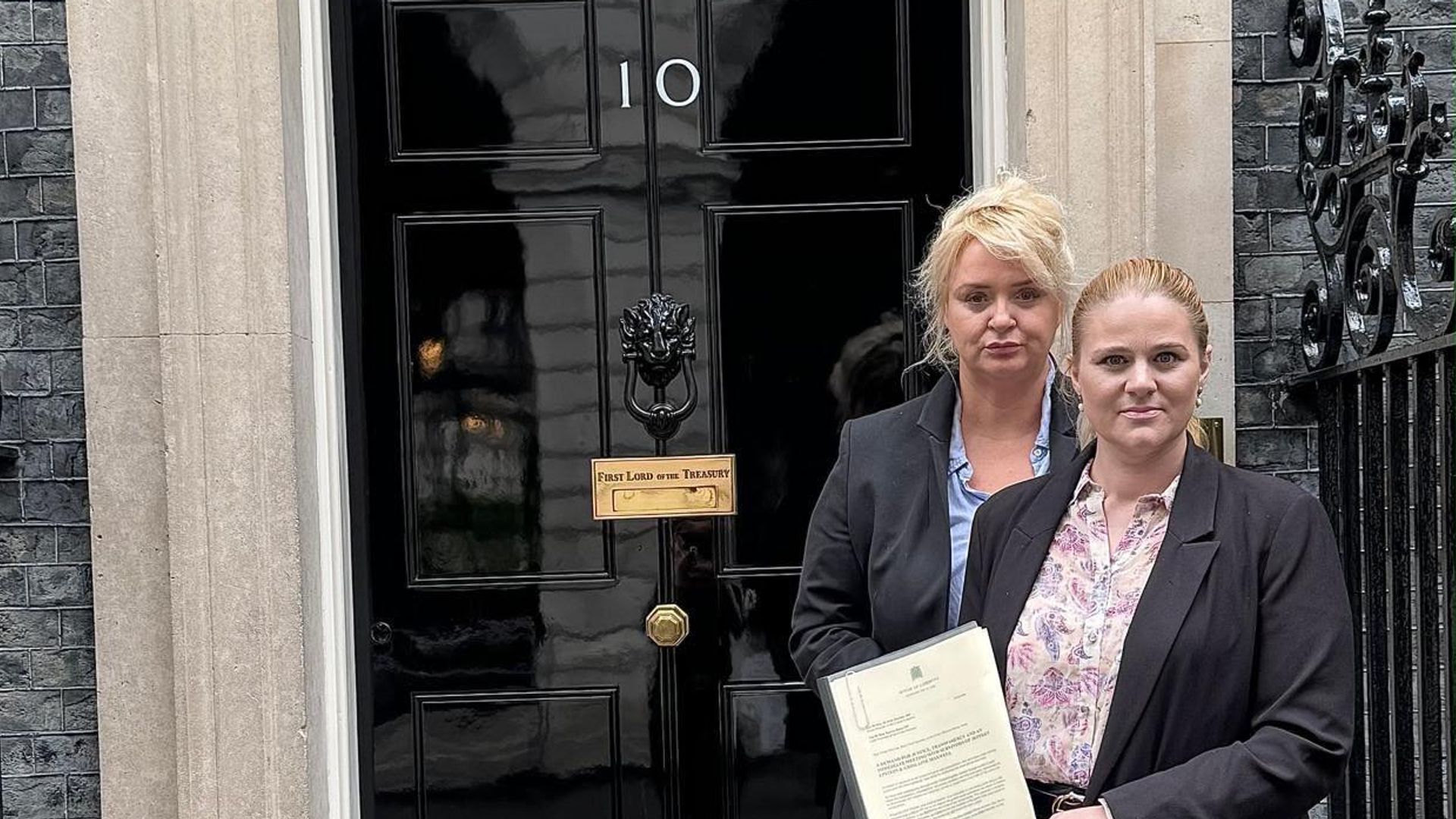 Ex-minister delivers letter to No 10 demanding PM meets with Epstein survivors