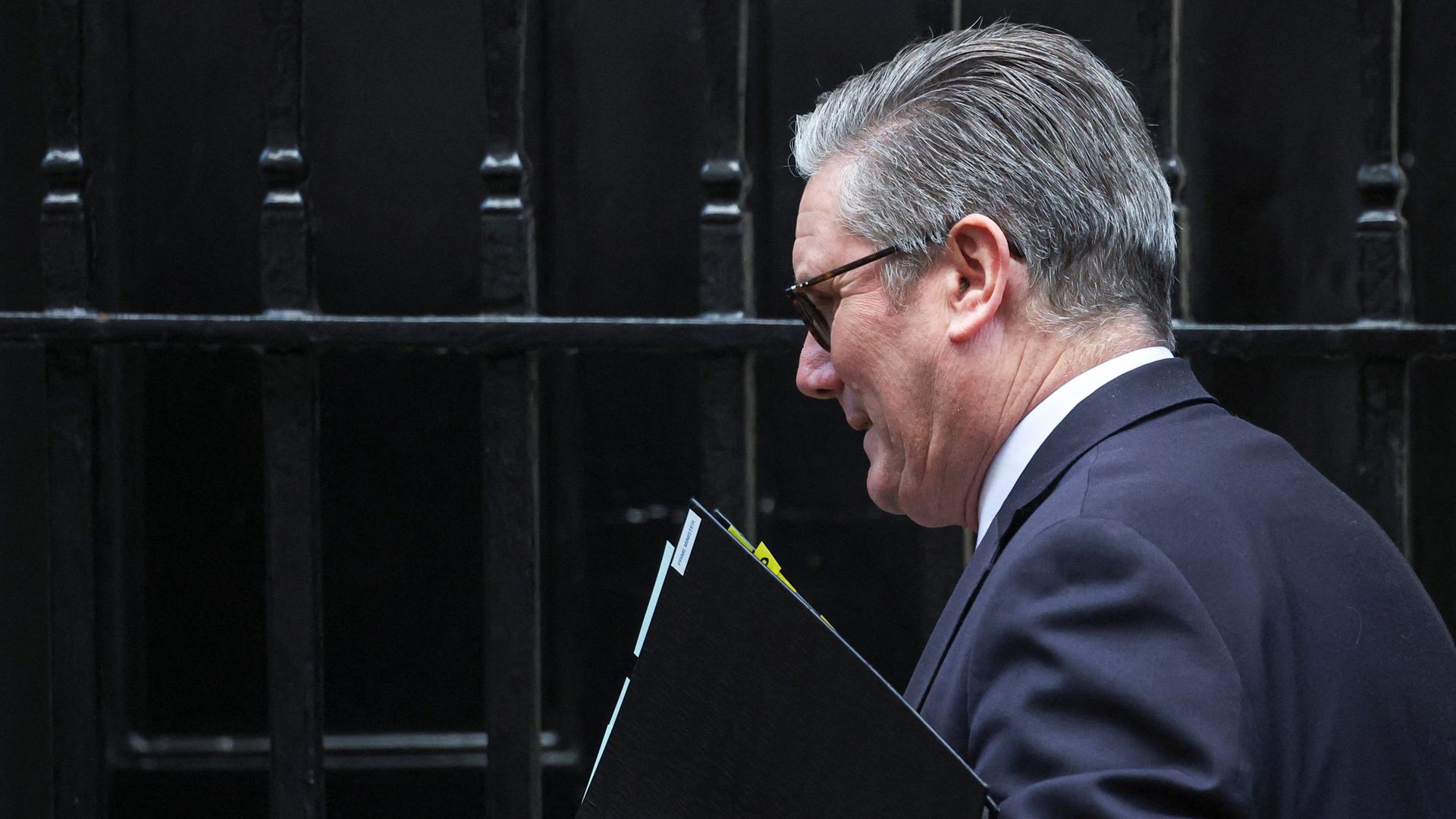 Lonely Starmer looks like he doesn't know his own mind