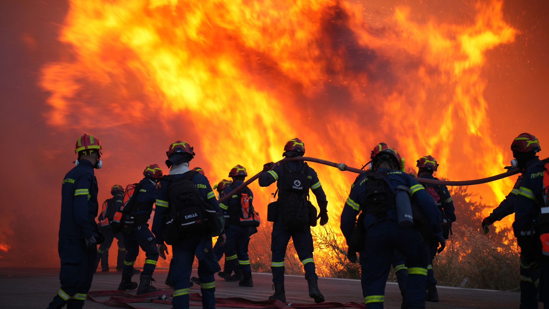 Major wildfire rages on Greek island