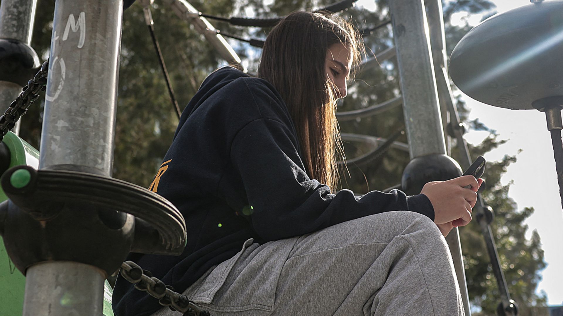 Greece to ban under-15s from social media