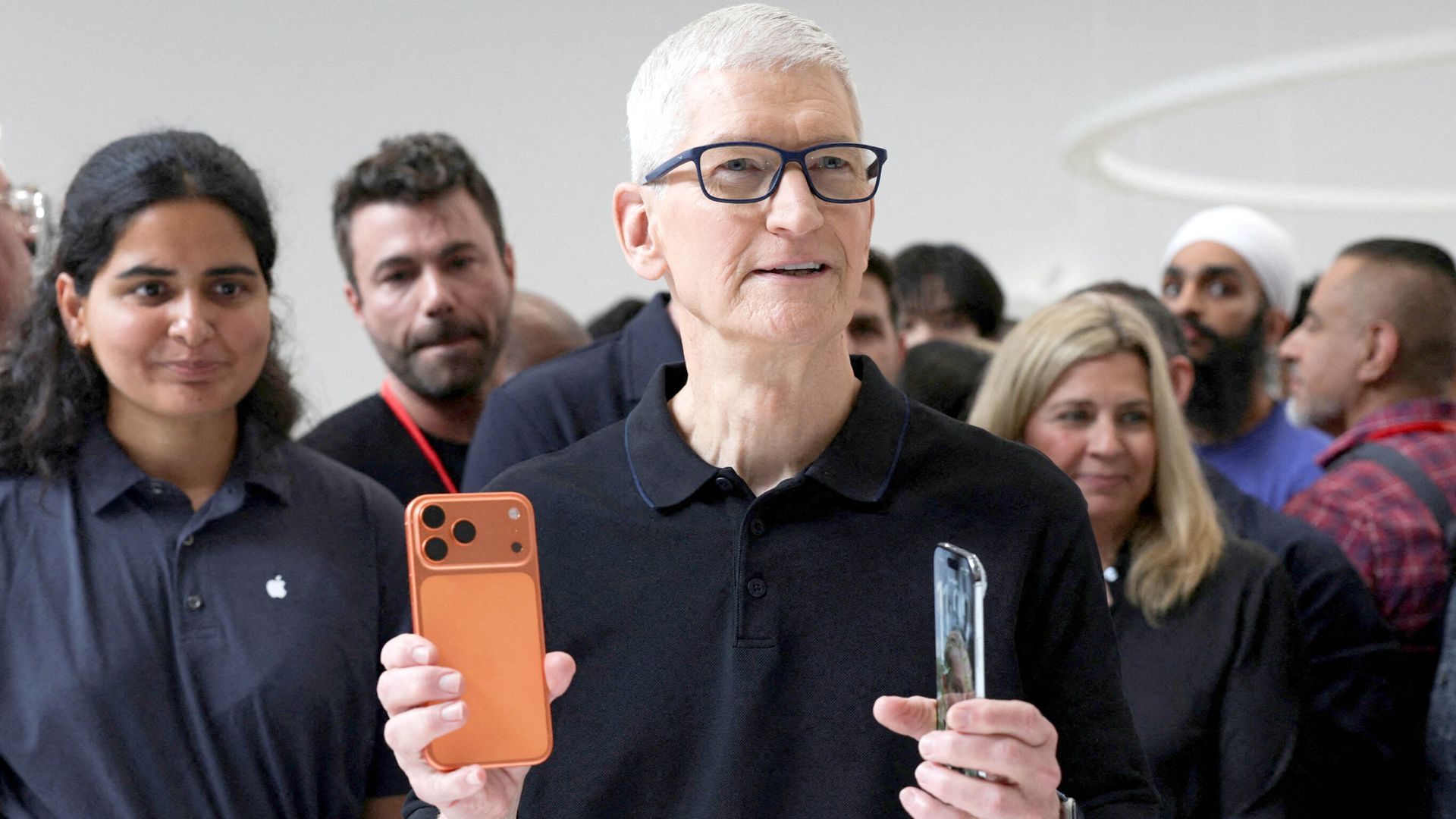 Apple boss to step down